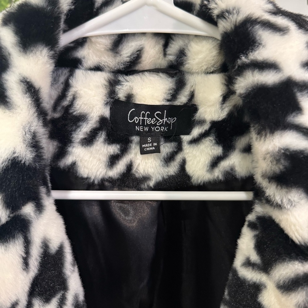 CoffeeShop Faux Fur Walker Coat in Black and White Houndstooth Plaid - Picture 3 of 7